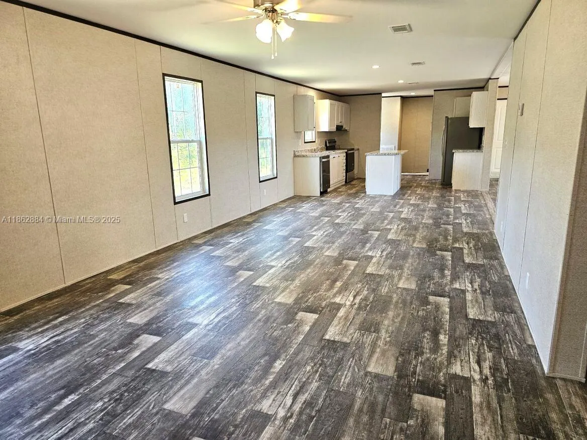 881 Woodland Blvd