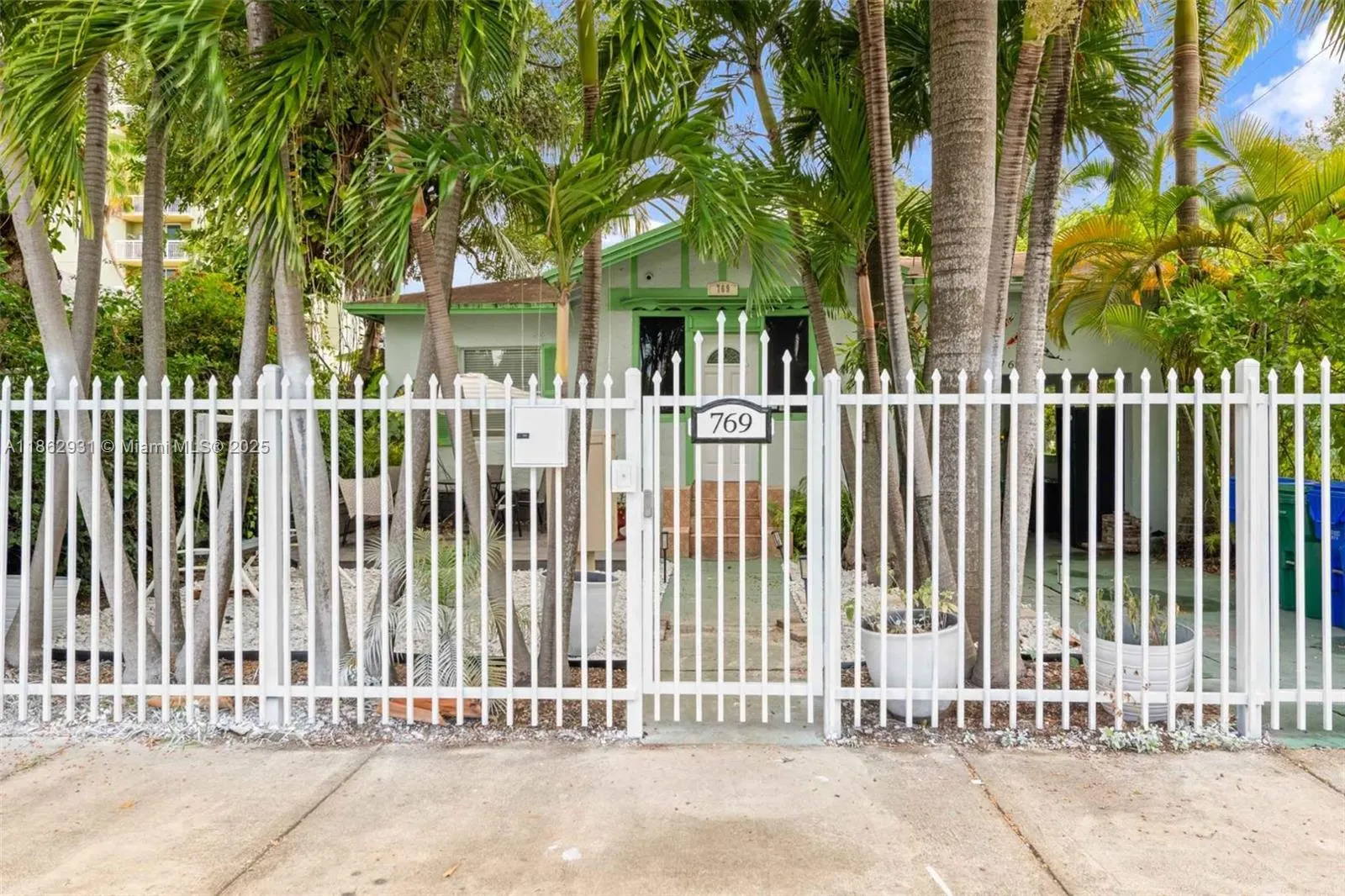 769 NW 10th St
