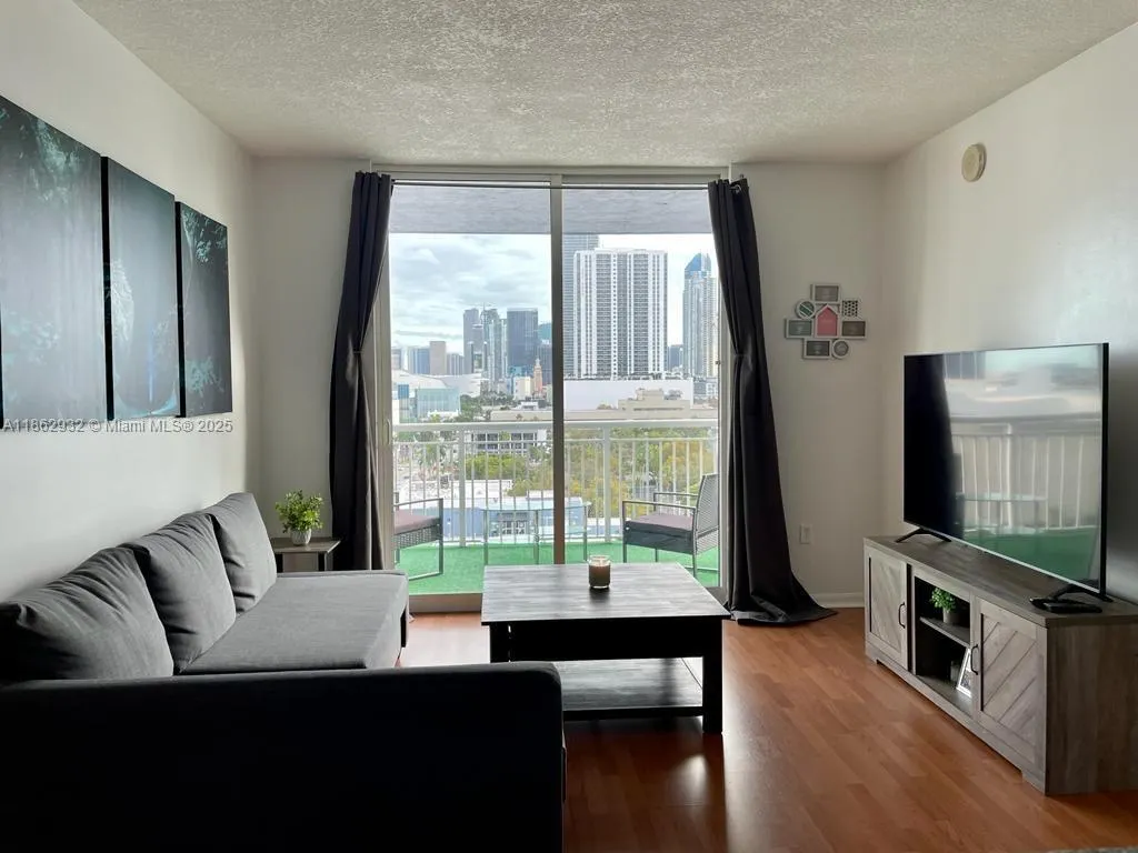 275 NE 18th St, #1105