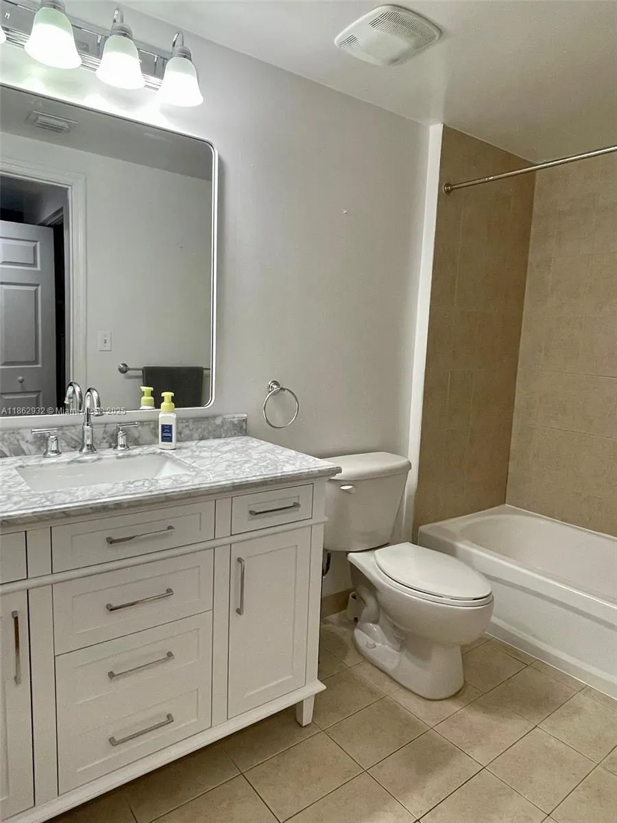 275 NE 18th St, #1105