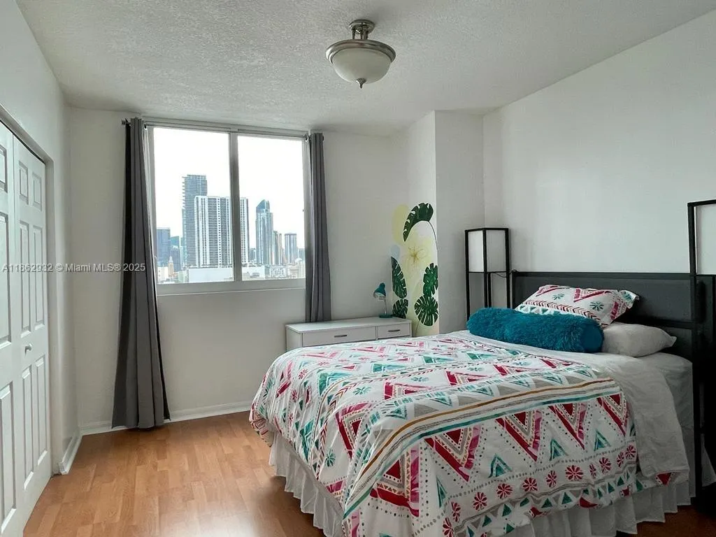 275 NE 18th St, #1105