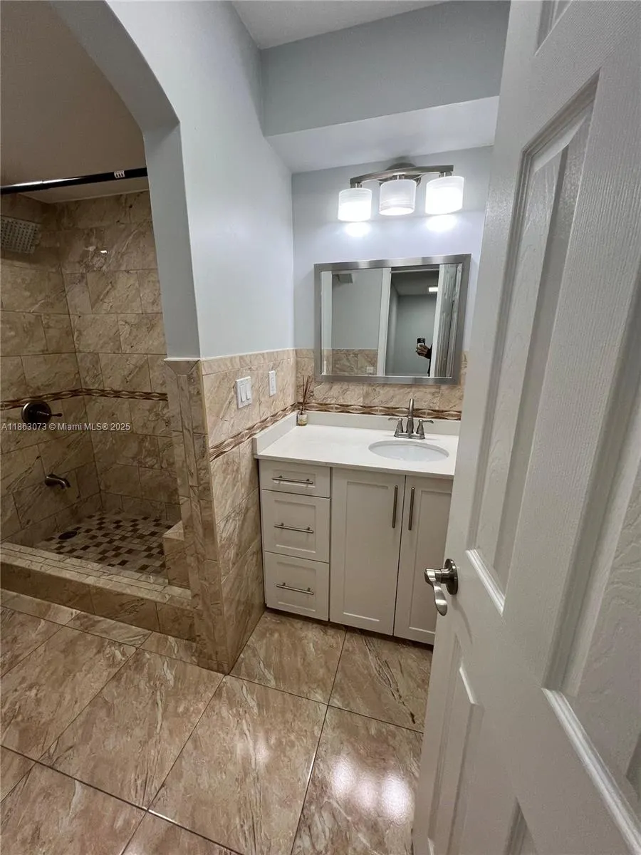 1075 W 68th St, #218