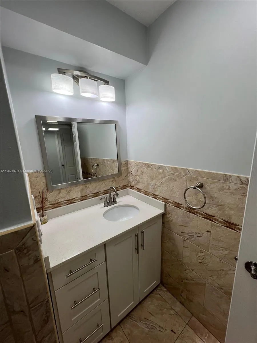 1075 W 68th St, #218