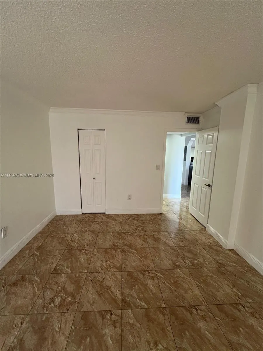 1075 W 68th St, #218