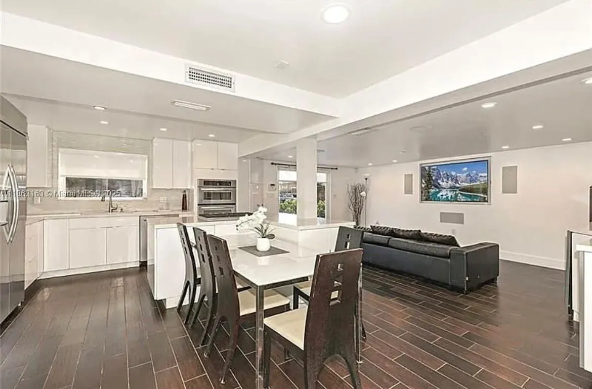 2413 Nassau Ln