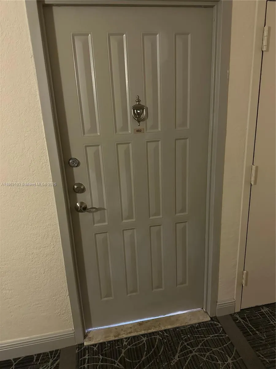 400 Leslie Dr, #402
