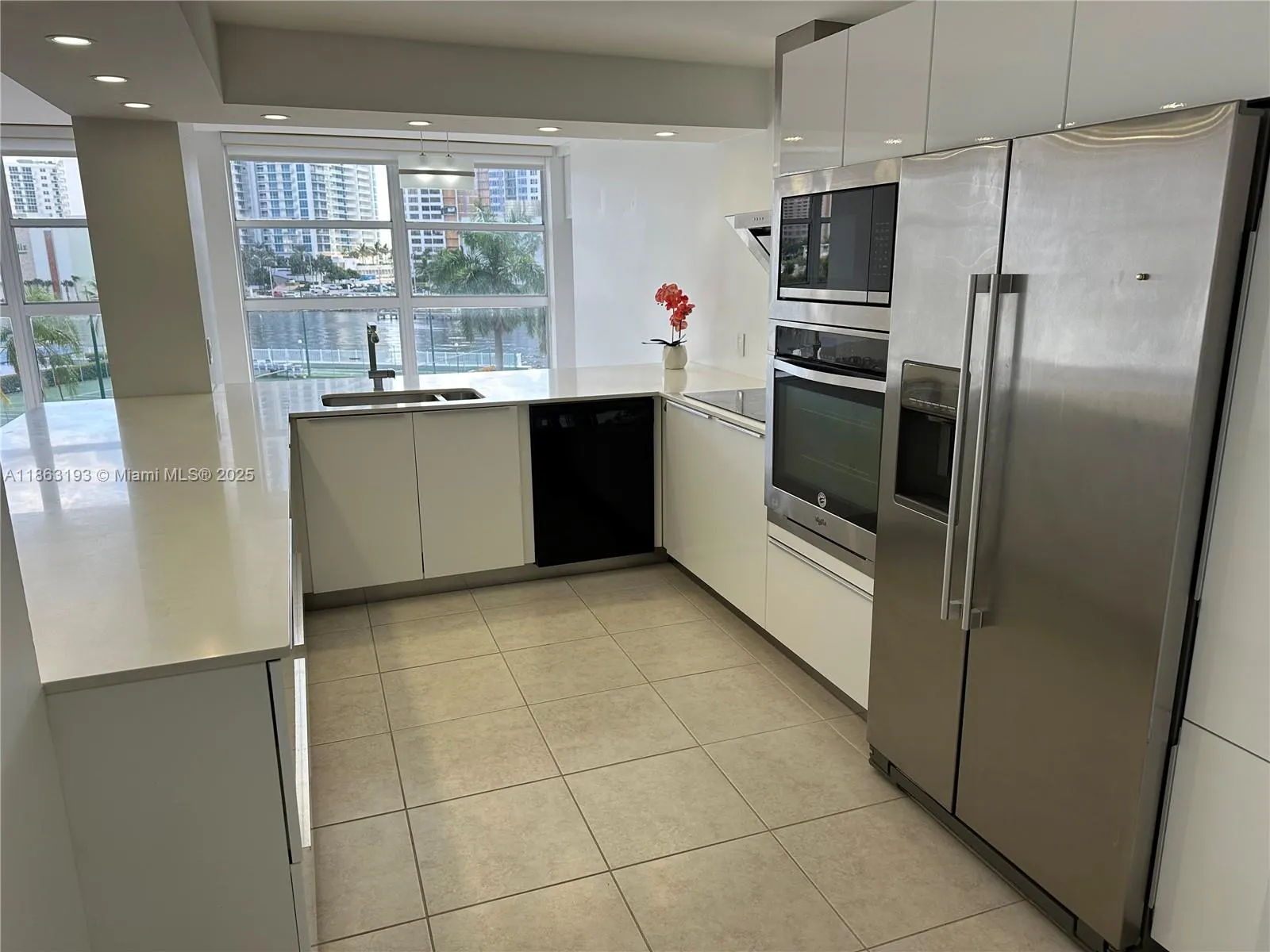 400 Leslie Dr, #402