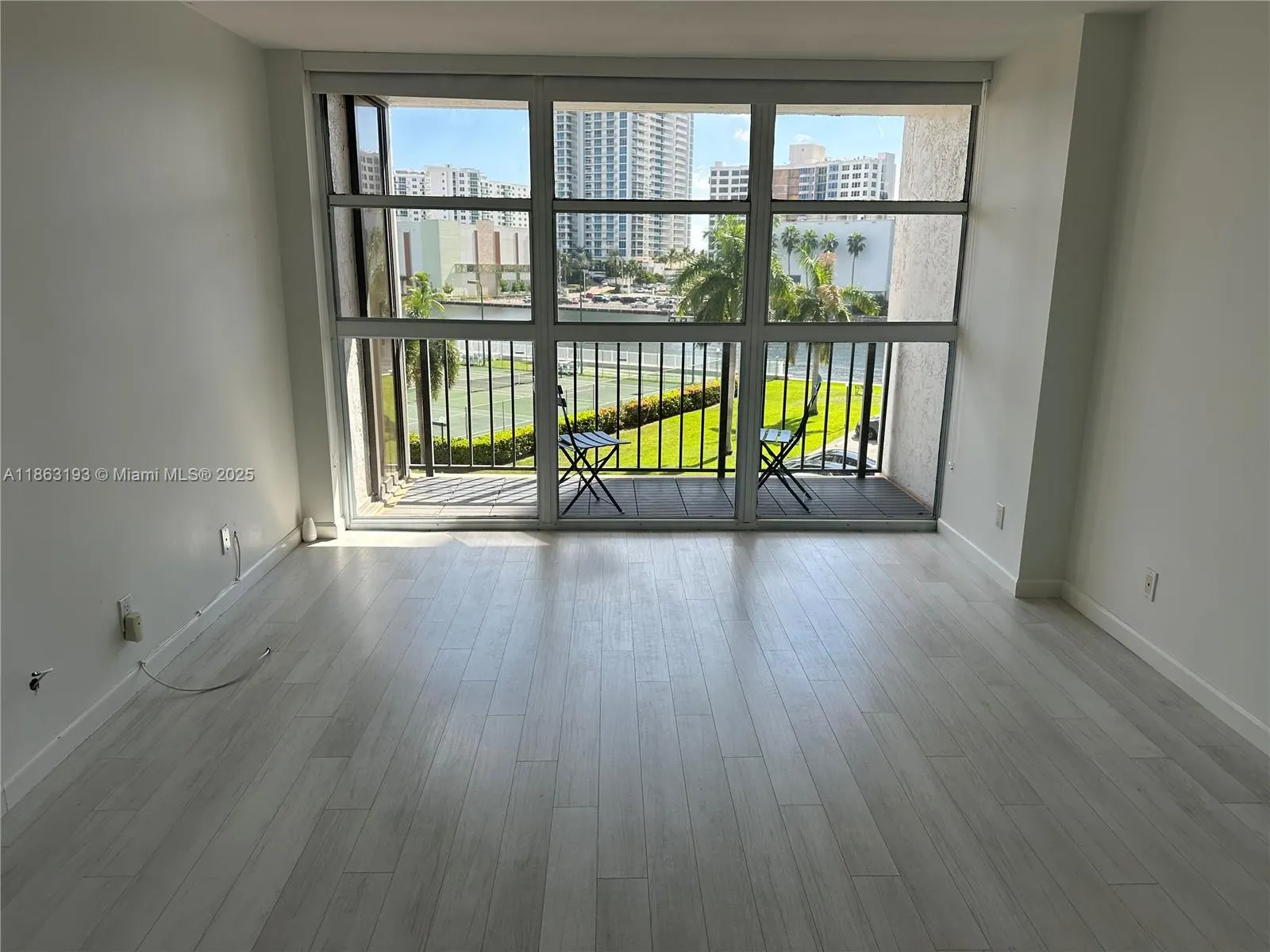 400 Leslie Dr, #402