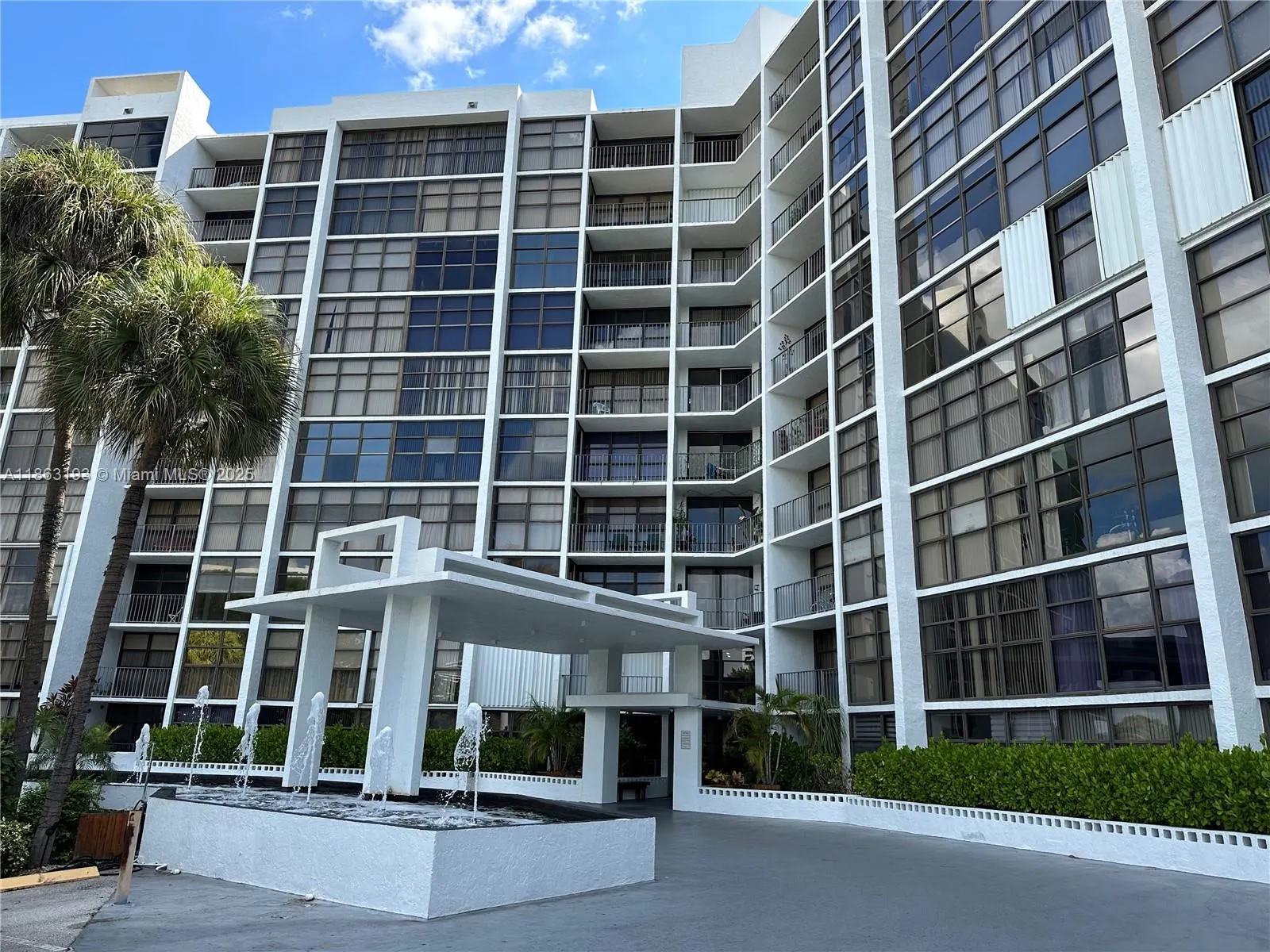 400 Leslie Dr, #402