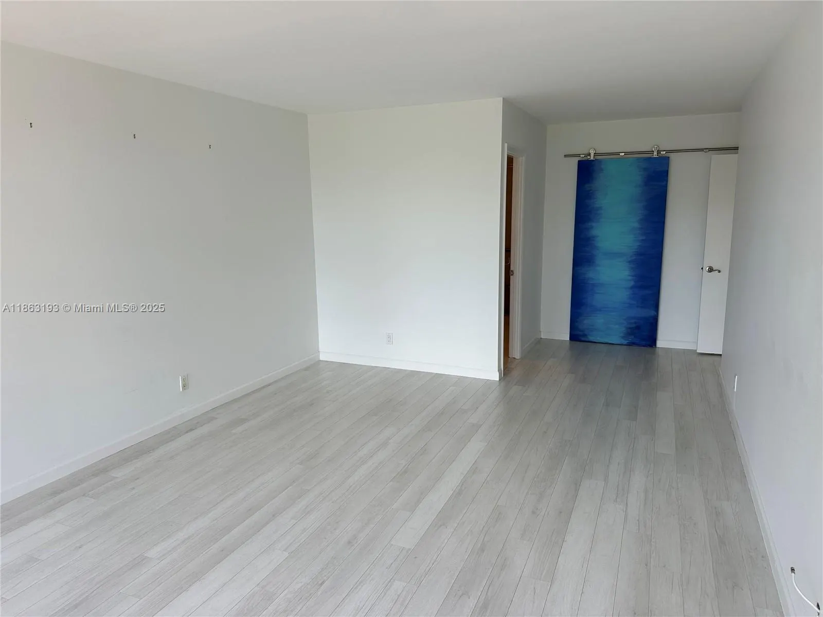 400 Leslie Dr, #402