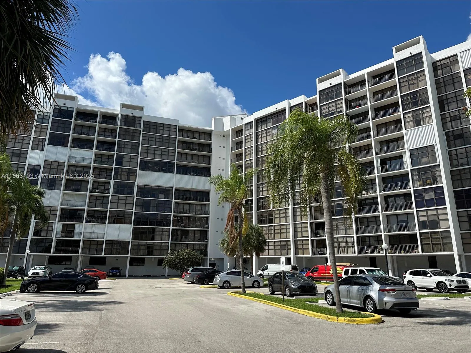 400 Leslie Dr, #402