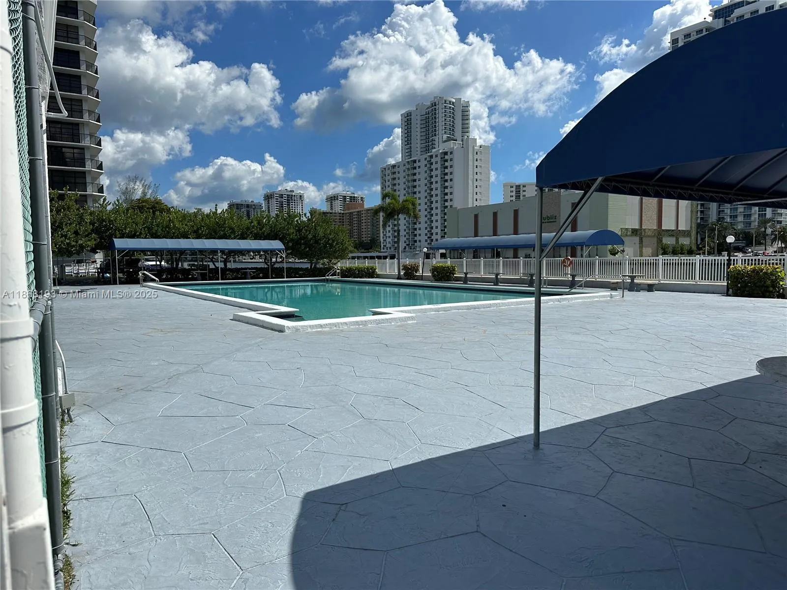 400 Leslie Dr, #402