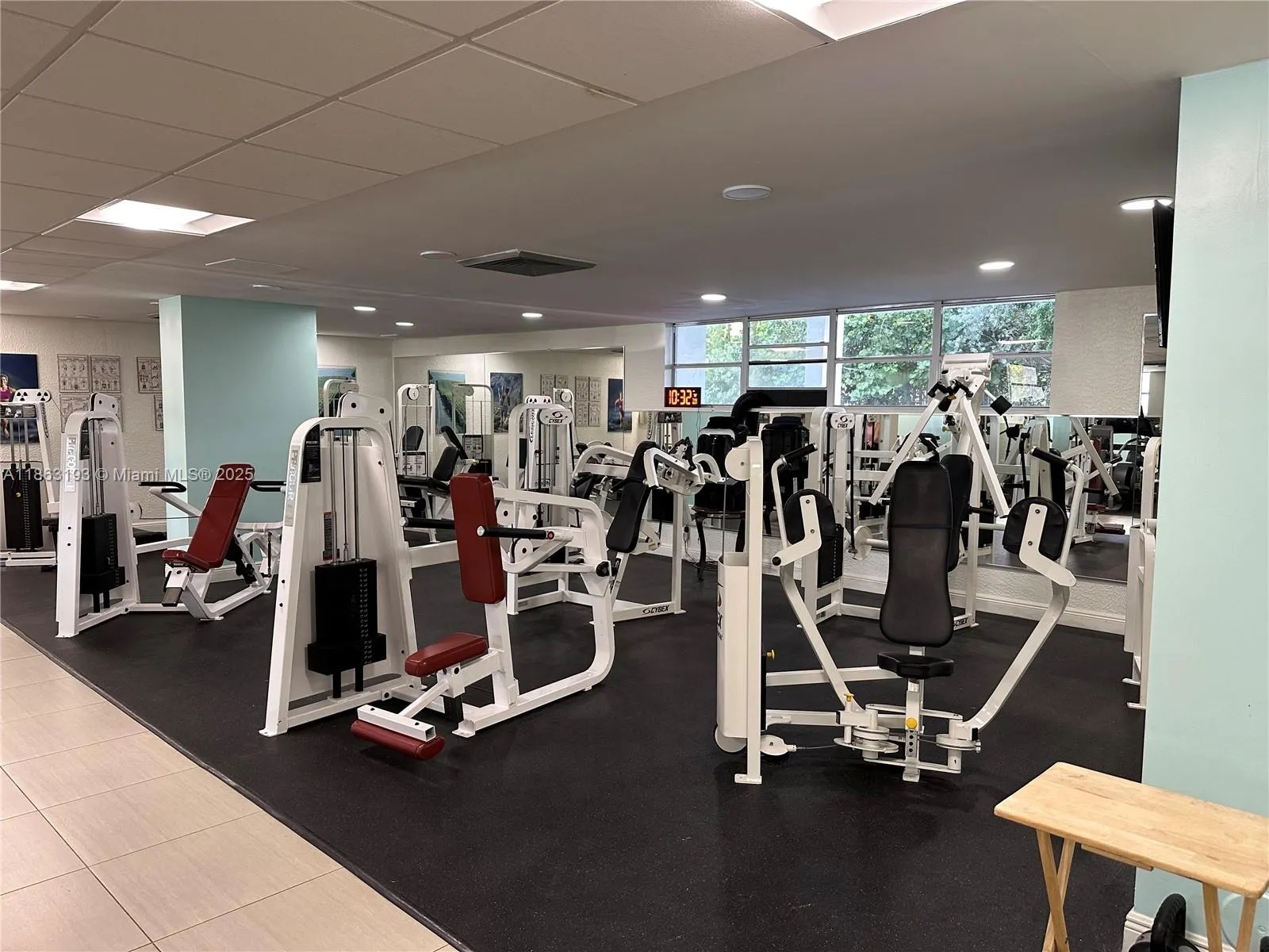 400 Leslie Dr, #402