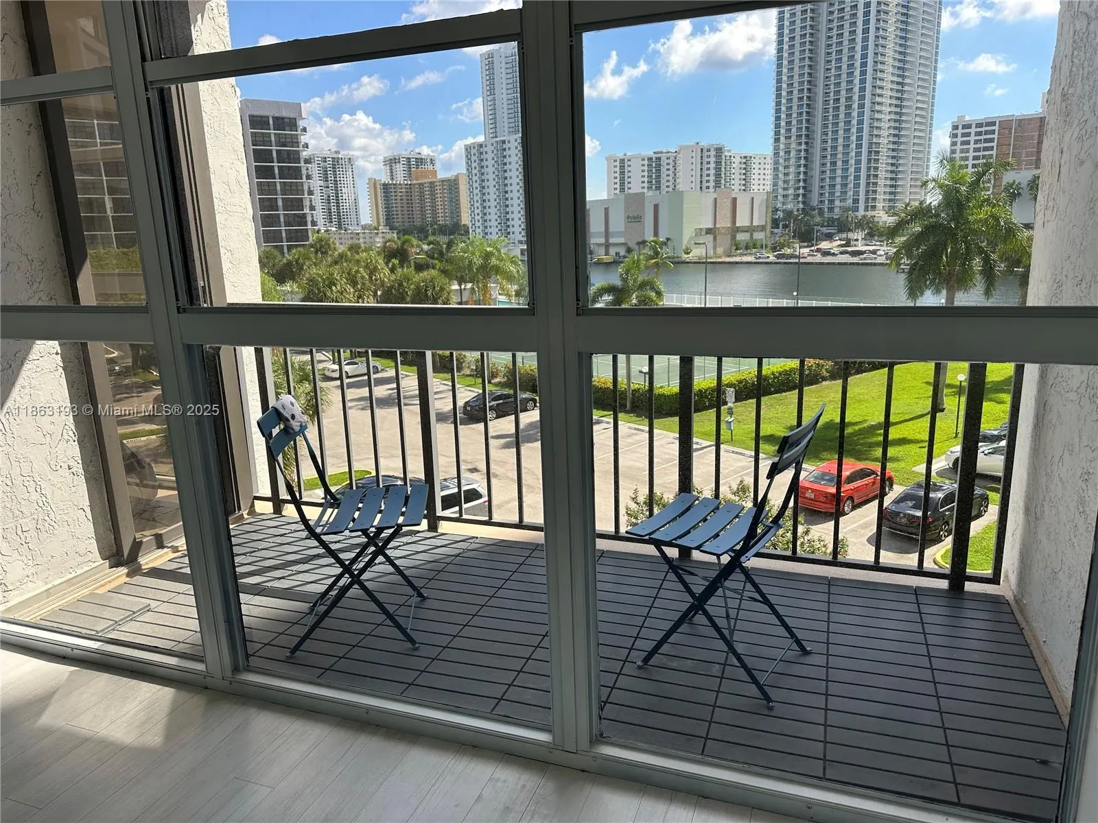 400 Leslie Dr, #402