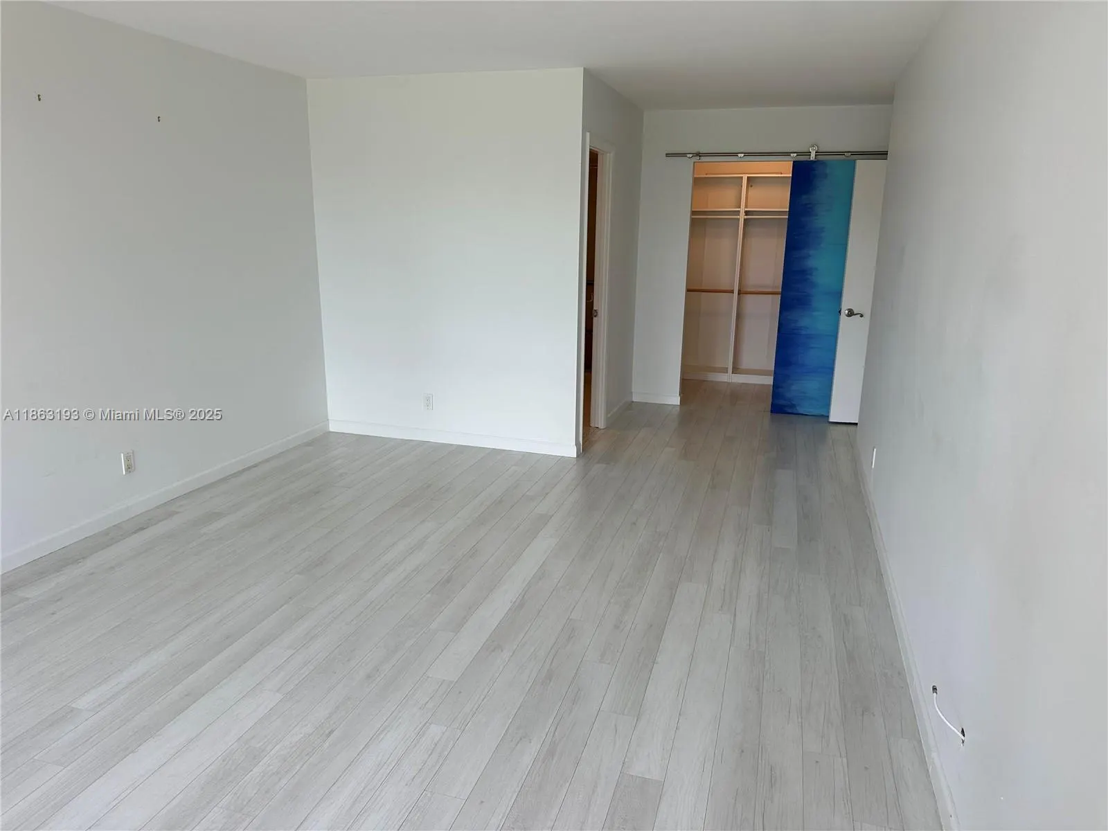 400 Leslie Dr, #402