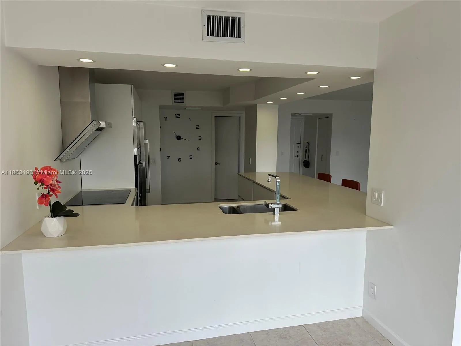 400 Leslie Dr, #402