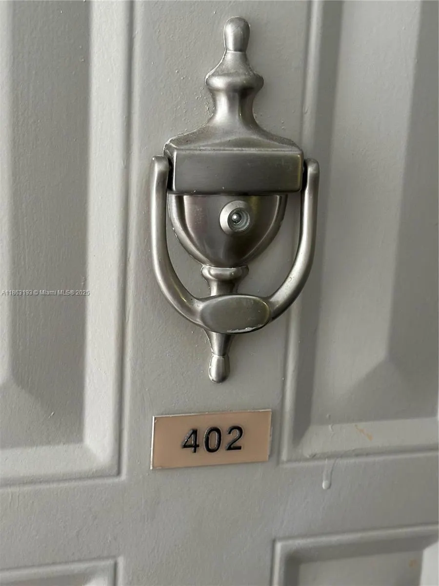 400 Leslie Dr, #402