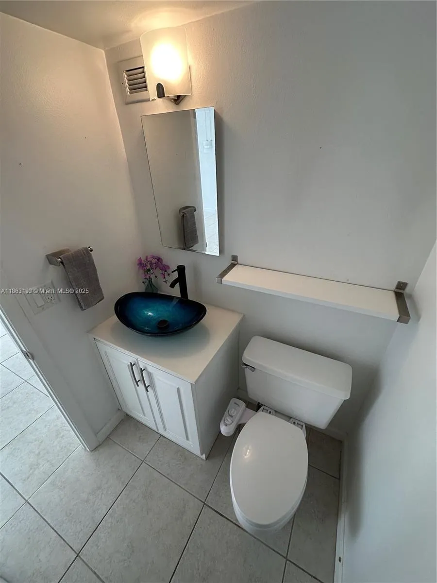 400 Leslie Dr, #402