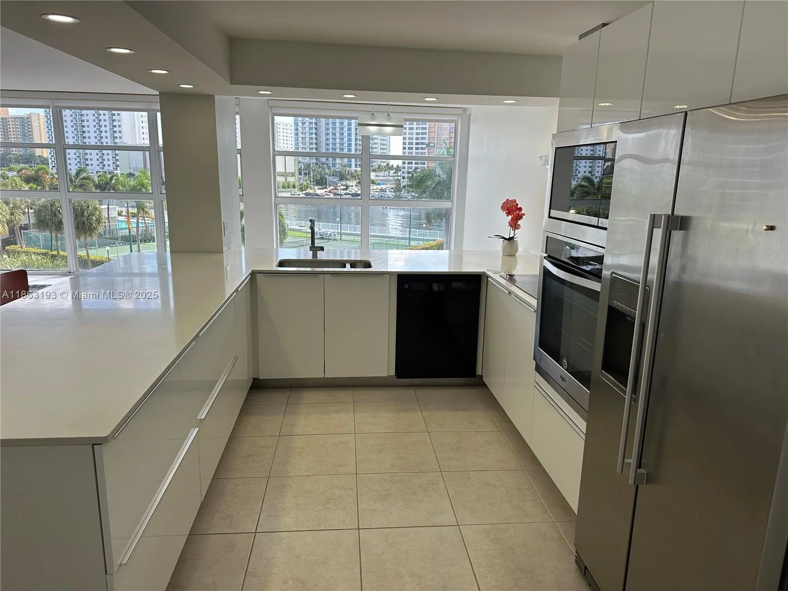 400 Leslie Dr, #402