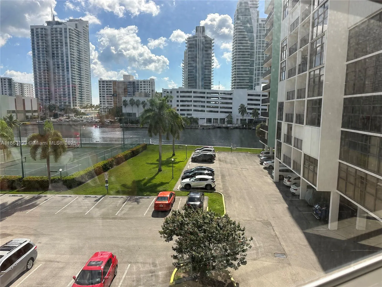 400 Leslie Dr, #402