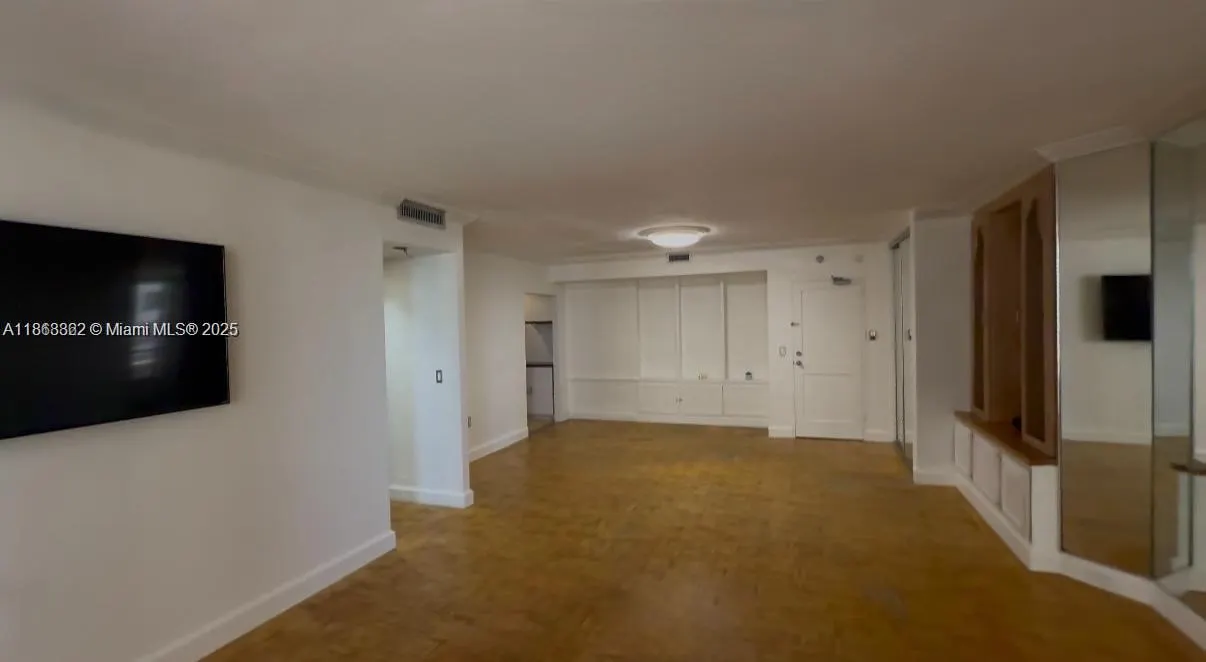 10185 Collins Ave, #915