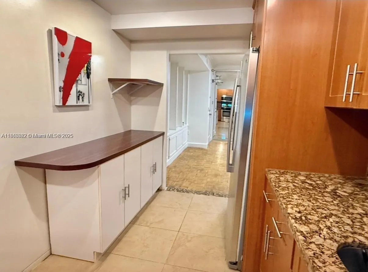 10185 Collins Ave, #915