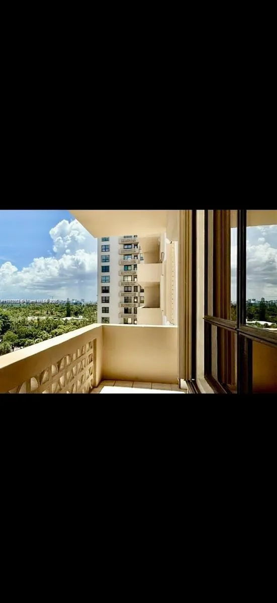 10185 Collins Ave, #915