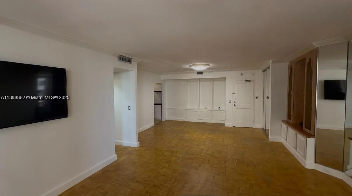 10185 Collins Ave, #915