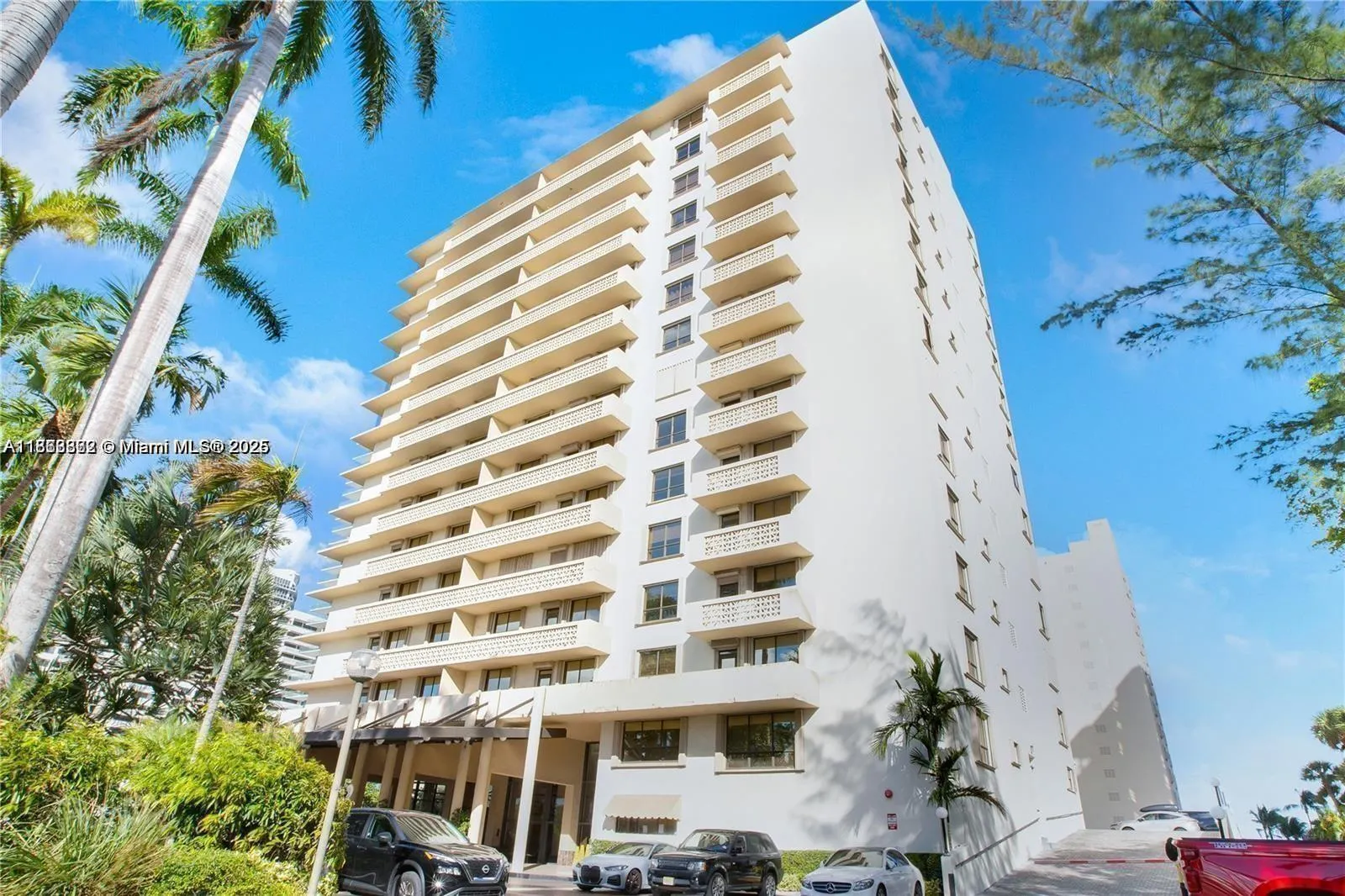 10185 Collins Ave, #915