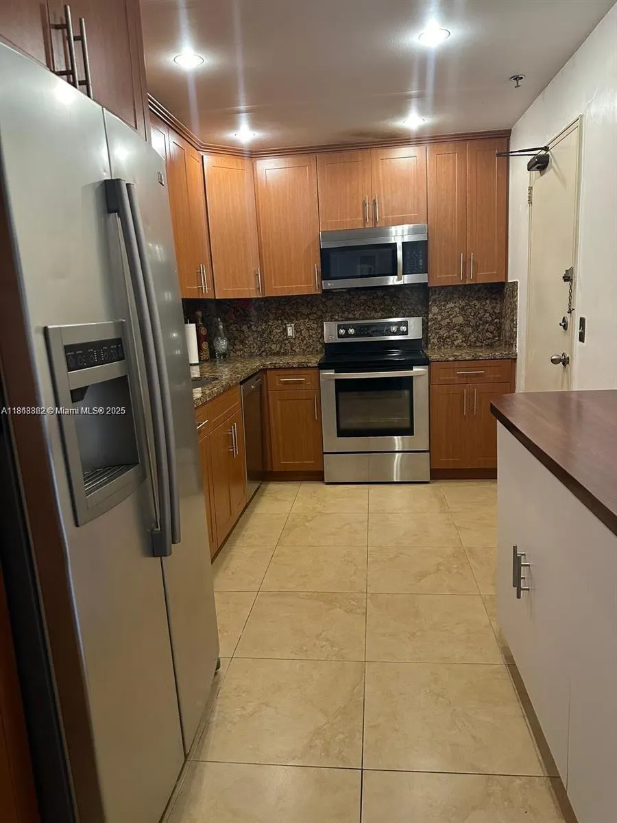 10185 Collins Ave, #915