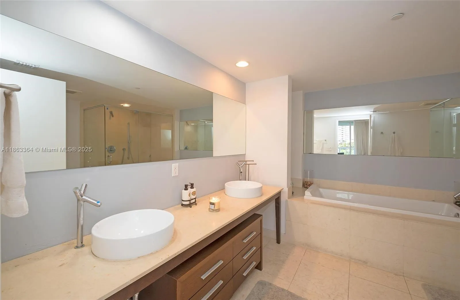 495 Brickell Ave, #520