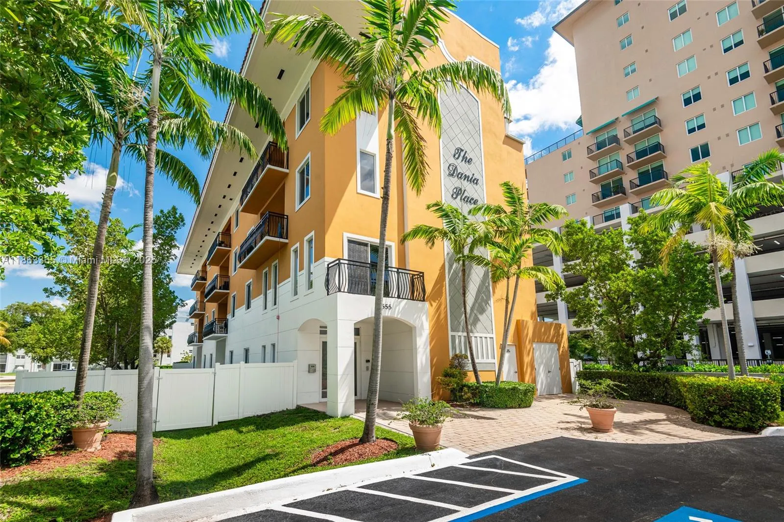 555 E Dania Beach Blvd, #9