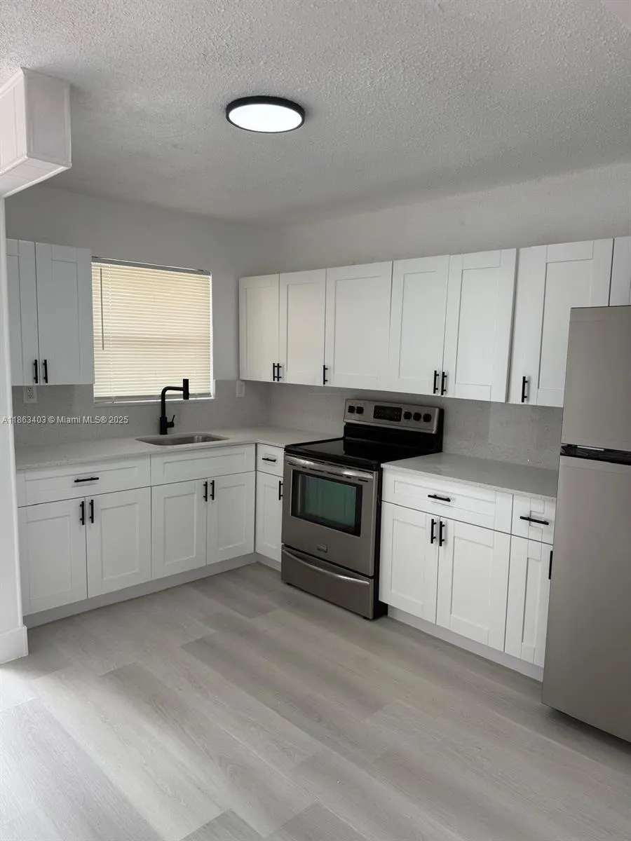 1000 W 28 St, #16