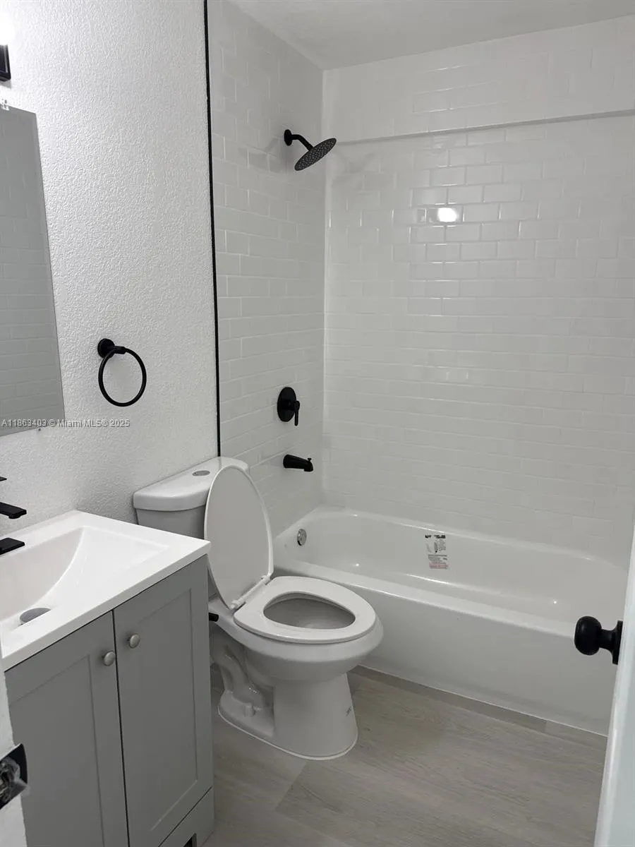 1000 W 28 St, #16