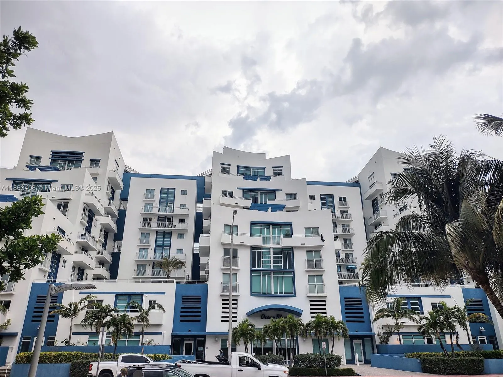 7600 Collins Ave, #416