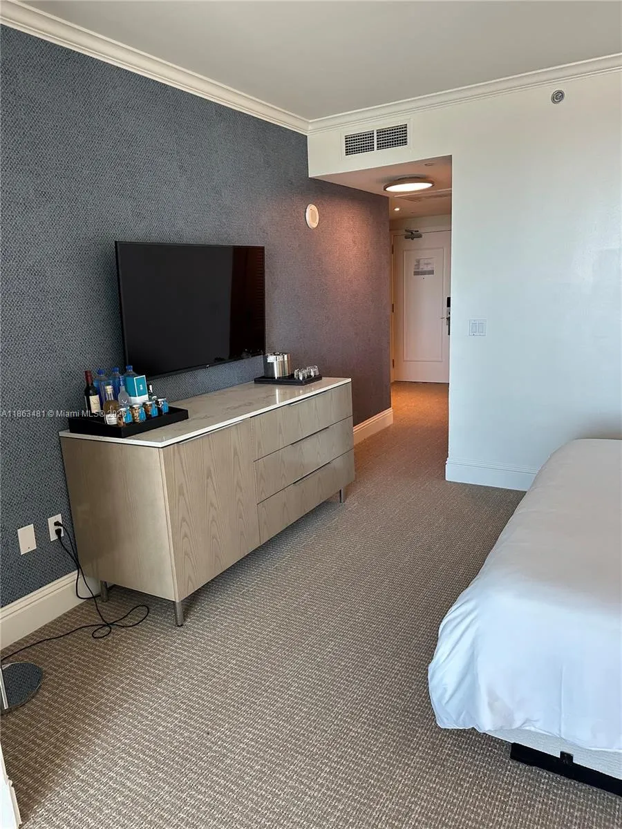 4401 Collins Ave, #2108