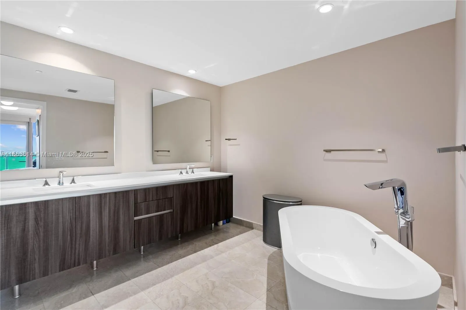488 NE 18th St, #908