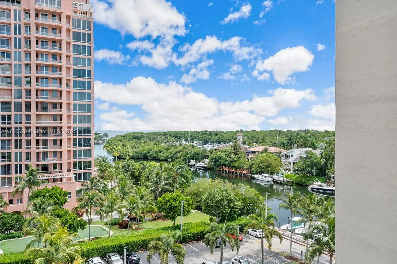 90 Edgewater Dr, #820