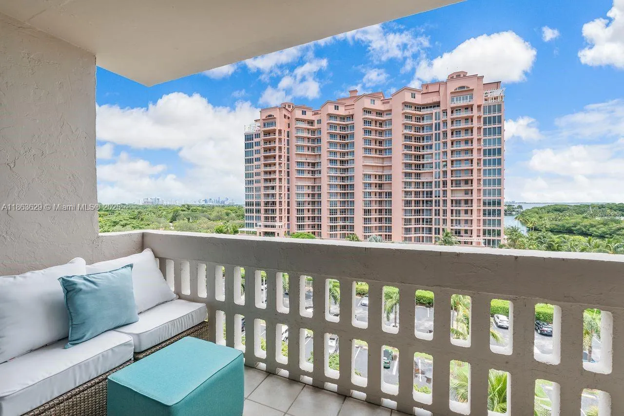 90 Edgewater Dr, #820