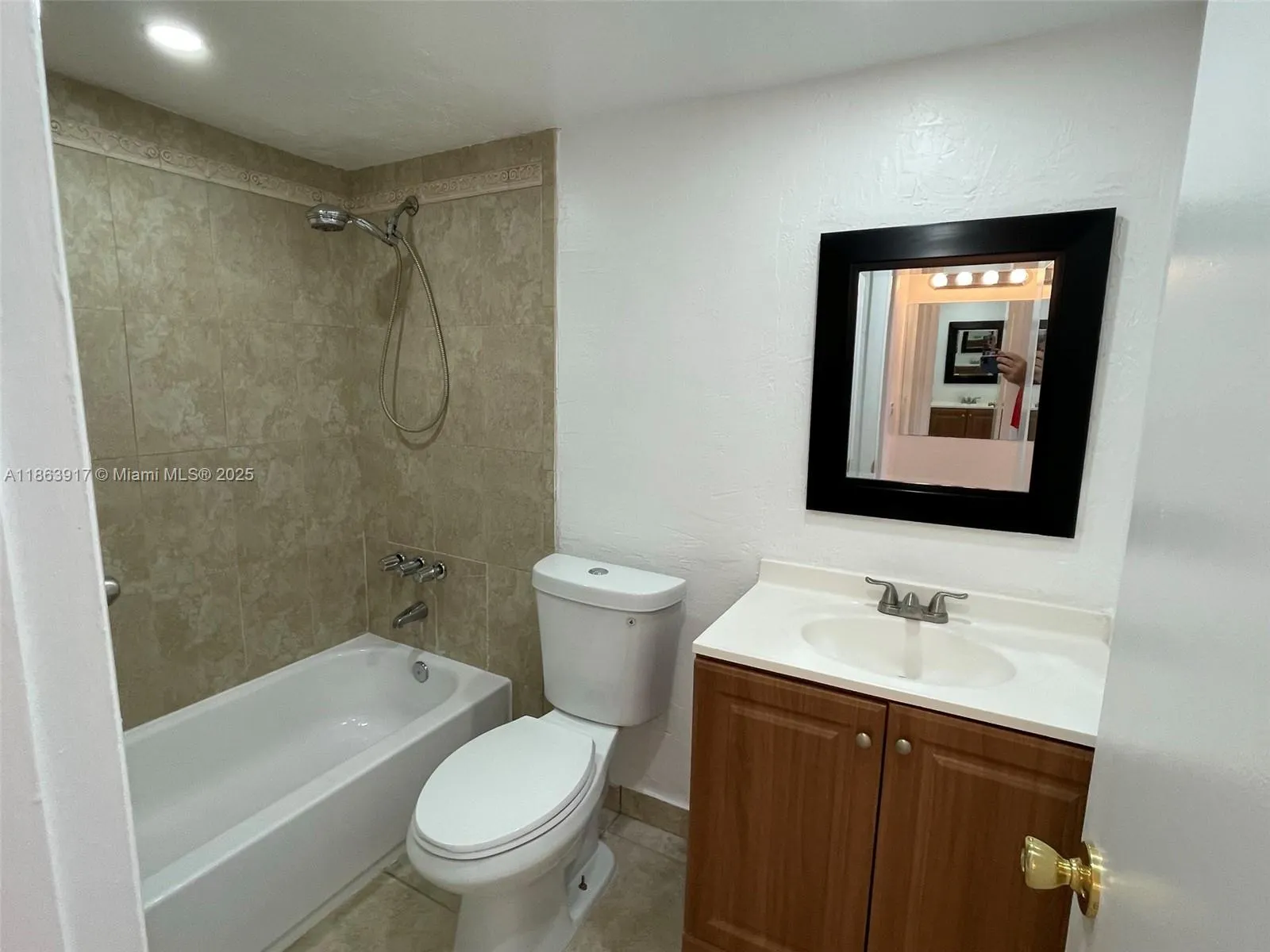 3522 NE 171st St, #103