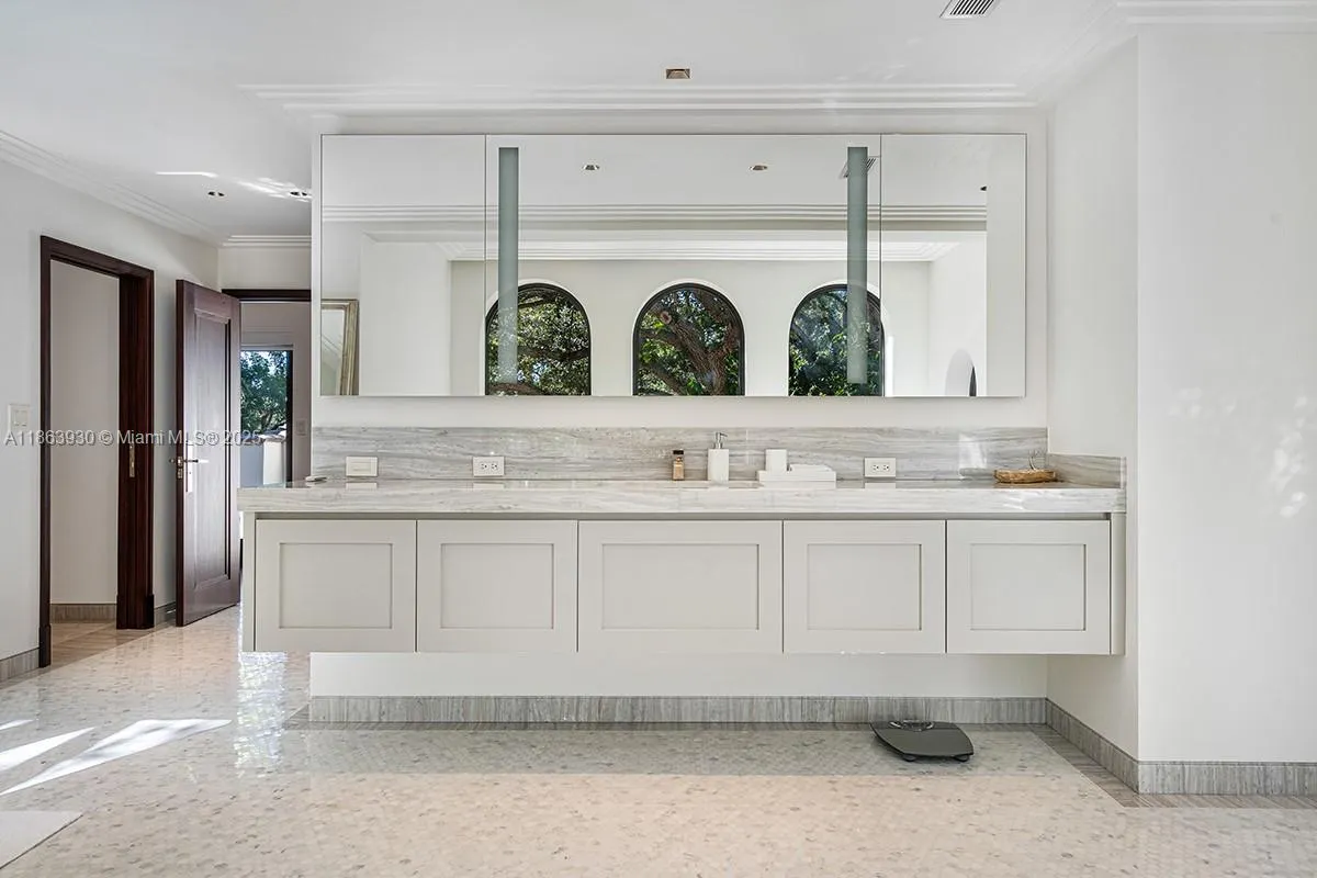 1425 W 27th St