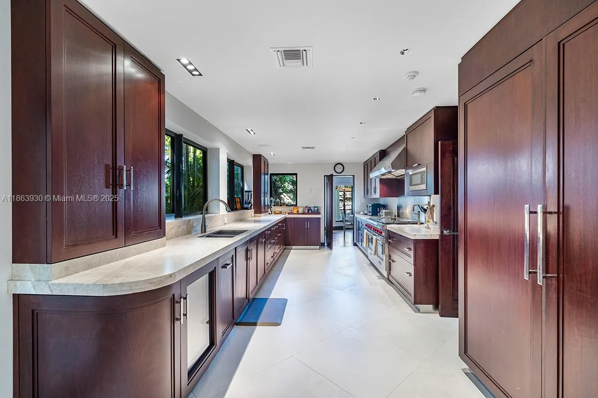 1425 W 27th St
