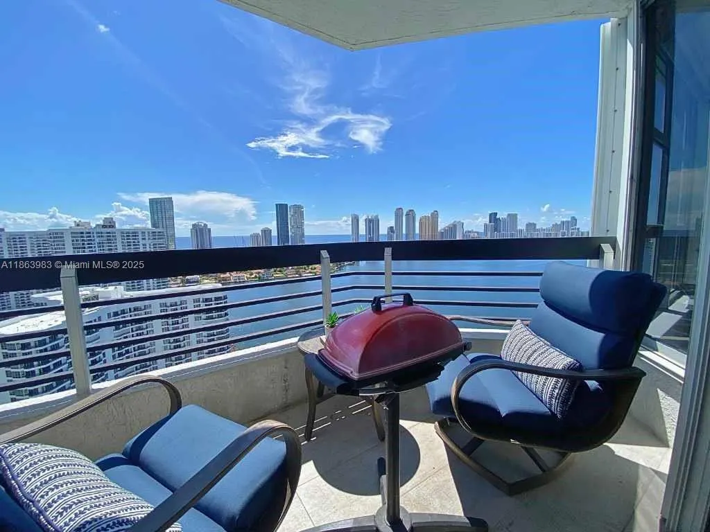 3530 Mystic Pointe Dr, #3014