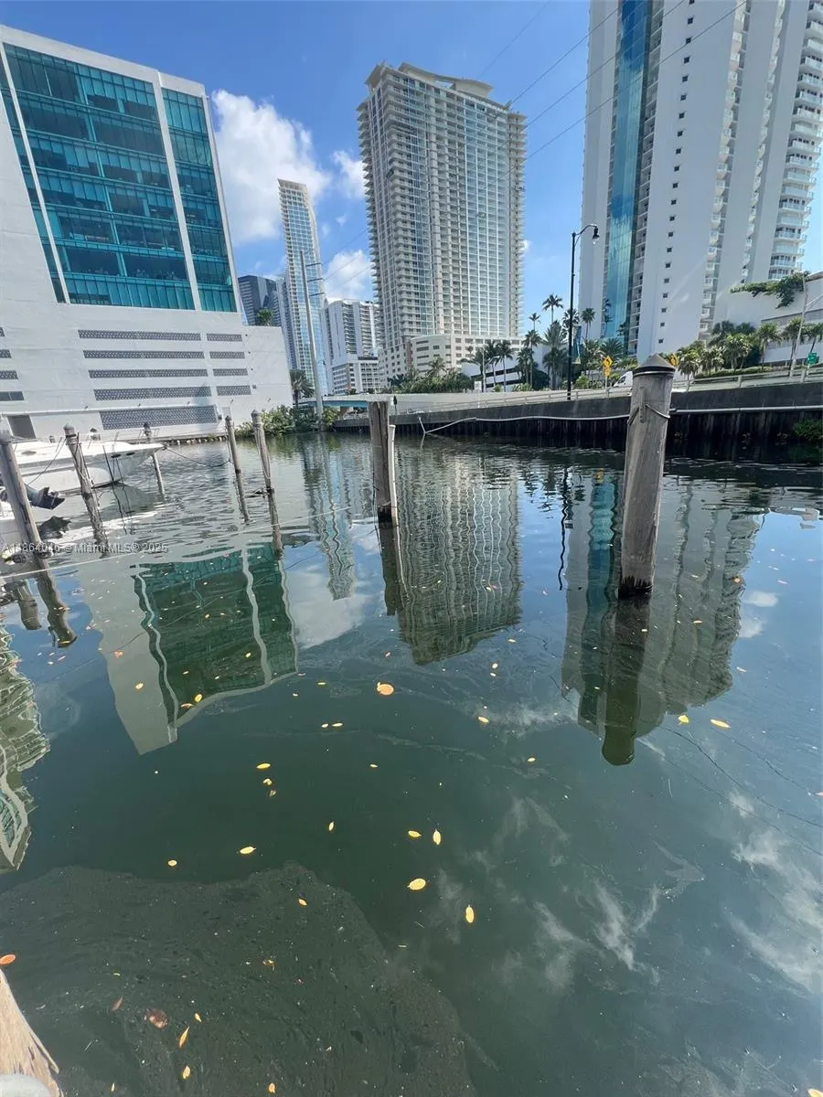 16400 Collins Oceania Marina Boat Slip