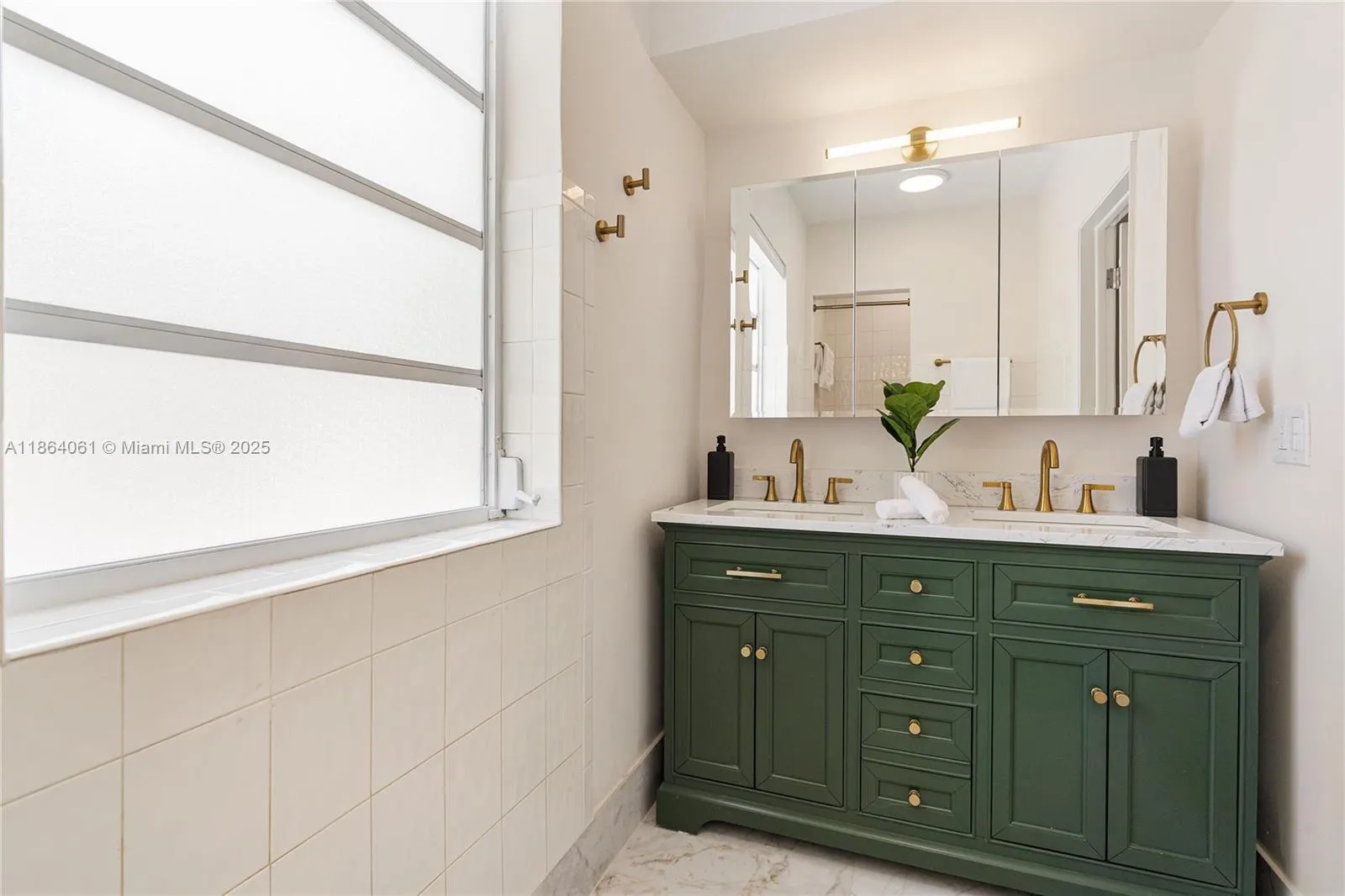 1033 W 47th St