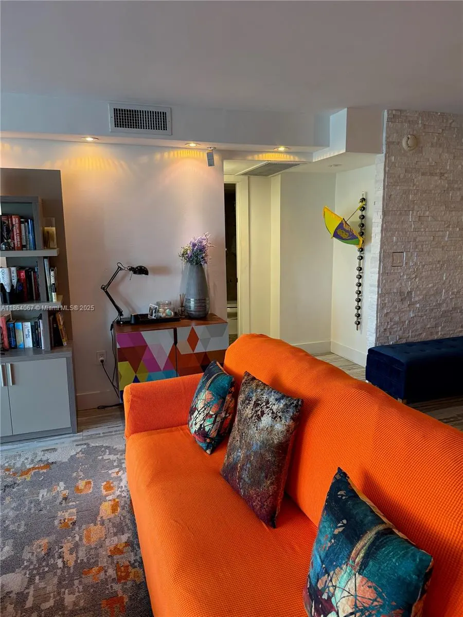 5750 Collins Ave, #11D