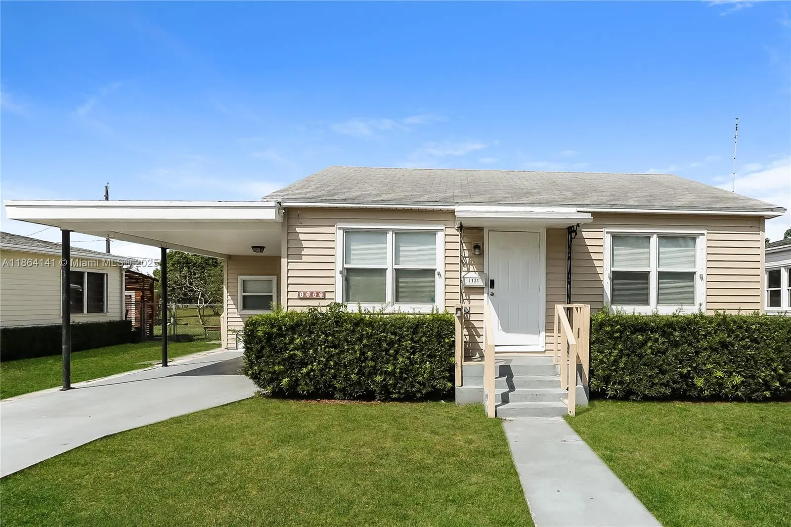 1121 Magnolia St