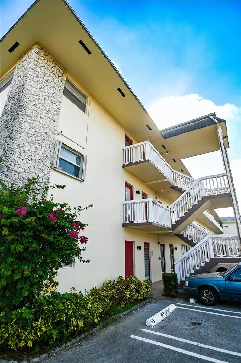4441 NW 16th St, #J301