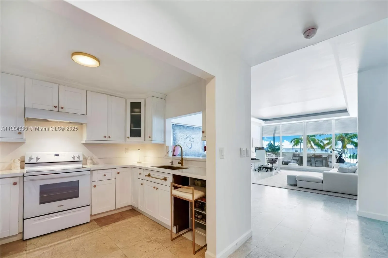5601 Collins Ave, #M5