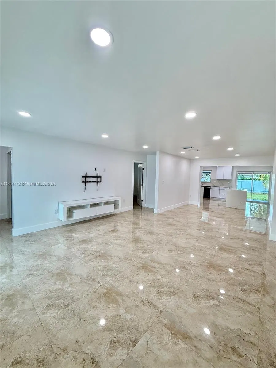 590 E 52nd St, #590